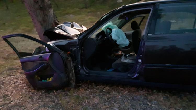 Ä°zmirâin Menemen ilÃ§esinde sÃ¼rÃ¼cÃ¼sÃ¼nÃ¼n kontrolÃ¼ kaybetmesi sonucu yoldan Ã§Ä±kan otomobilin yol kenarÄ±ndaki aÄaca Ã§arpmasÄ± sonucu 3 kiÅi Ã¶ldÃ¼, 1 kiÅi de aÄÄ±r yaralandÄ±. ile ilgili gÃ¶rsel sonucu