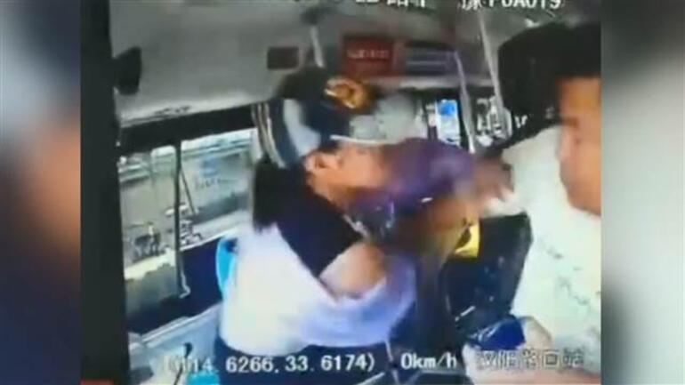Kadın yolcu kendisini ikaz eden otobüs sürücüsüne saldırdı