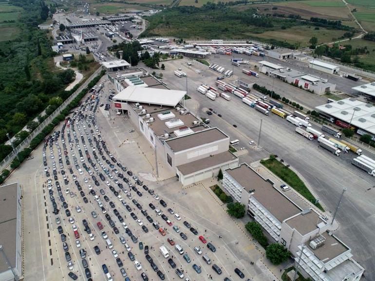 Türkiye'ye akın ediyorlar... Kuyruğun sonu gelmedi