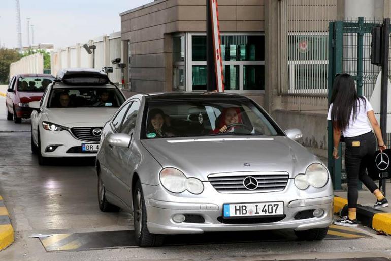 Türkiye'ye akın ediyorlar... Kuyruğun sonu gelmedi