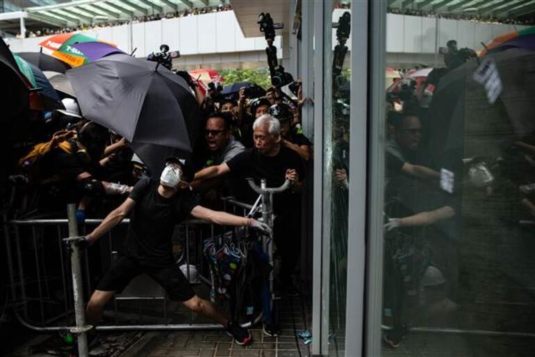 Hong Kong'daki protestolarda yaşlılardan gençlere destek