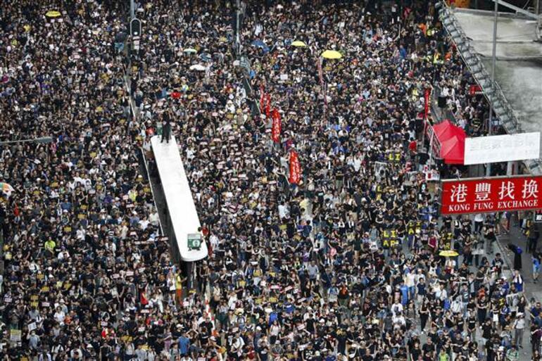 Hong Kong'da halk yeniden sokaklarda