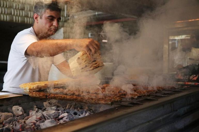 Adana'da 100 derece sıcakta kebap pişiriyorlar