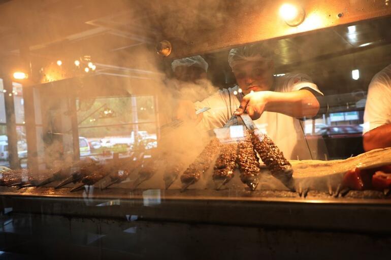 Adana'da 100 derece sıcakta kebap pişiriyorlar
