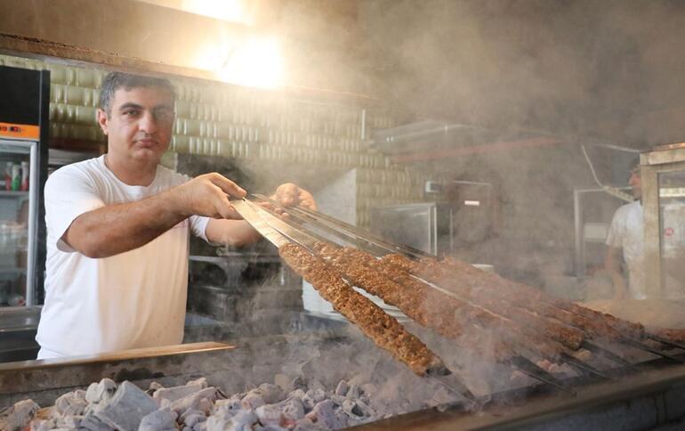 Adana'da 100 derece sıcakta kebap pişiriyorlar