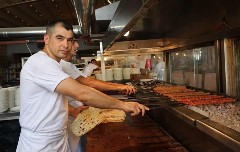 Adana'da 100 derece sıcakta kebap pişiriyorlar