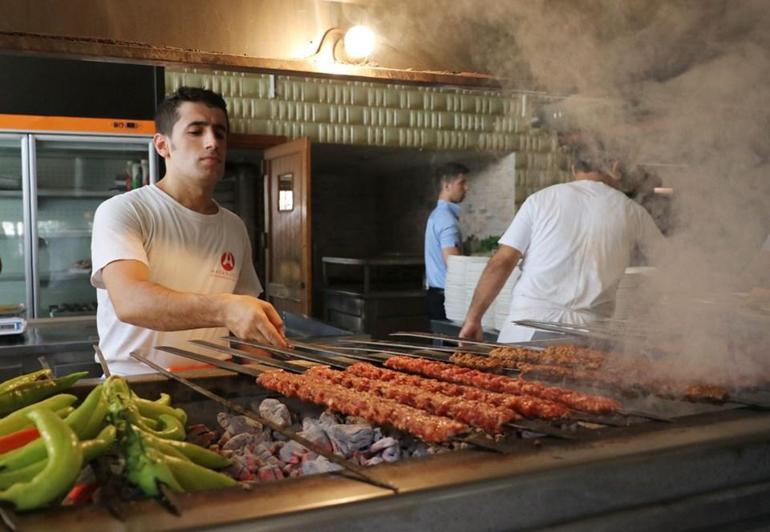 Adana'da 100 derece sıcakta kebap pişiriyorlar