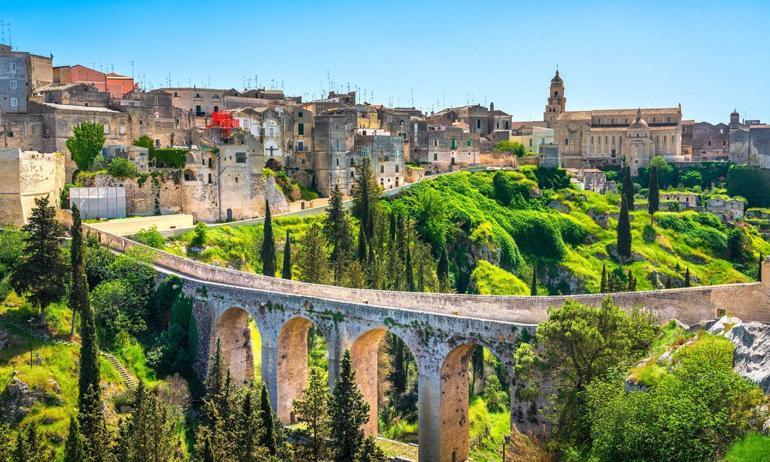 İtalyan kasabası Gravina in Puglia’da James Bond rüzgârı