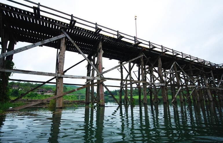 Tayland’daki 850 metre uzunluğundaki köprü kenti birleştiriyor