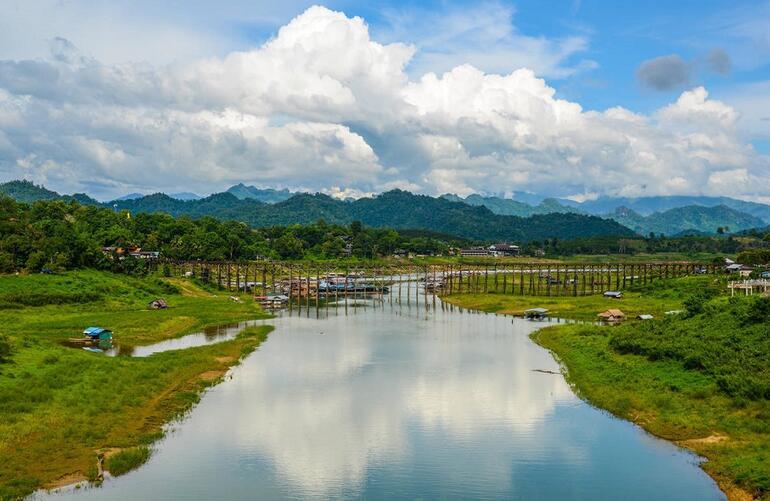 Tayland’daki 850 metre uzunluğundaki köprü kenti birleştiriyor