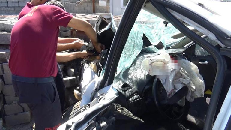 Makas atan otomobilden korkunÃ§ kaza: Baba Ã¶ldÃ¼, oÄlu yaralÄ±
