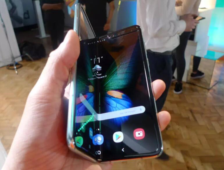 Ekranı katlanabilen telefon Galaxy Fold yenilendi