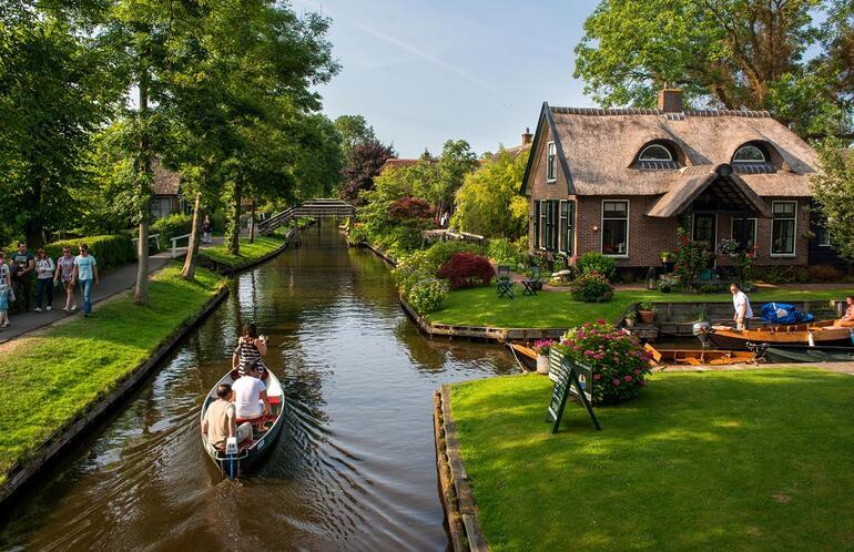 Kanalları ve rengarenk çiçekleriyle Giethoorn köyü