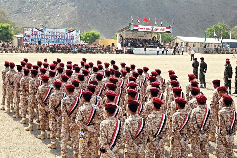 Yemen’de geçit törenine füze