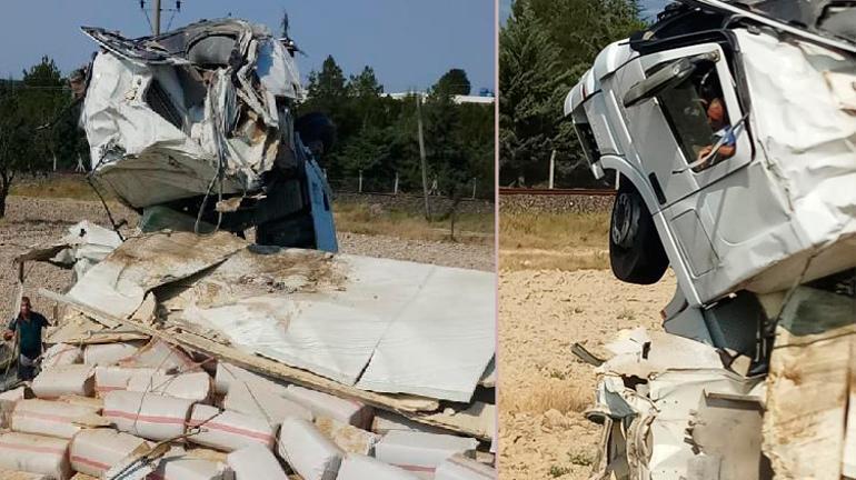 TIR kazasÄ±nda Åok gÃ¶rÃ¼ntÃ¼ SÃ¼rÃ¼cÃ¼ mahsur kaldÄ±...