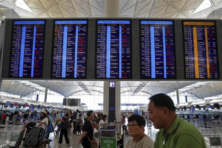 Hong Kong'da grev sebebiyle 200'den fazla uçuş iptal edildi