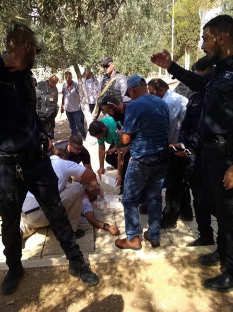 İsrail polisi, Mescid-i Aksa'nın muhafızını darp ederek gözaltına aldı
