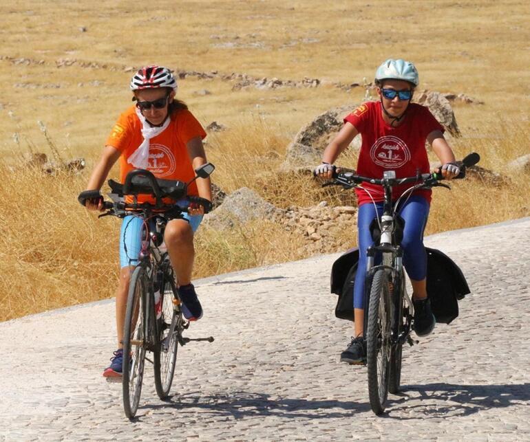 'Küçük 1 aile' bisikletle 27 günde Göbeklitepe'ye ulaştı