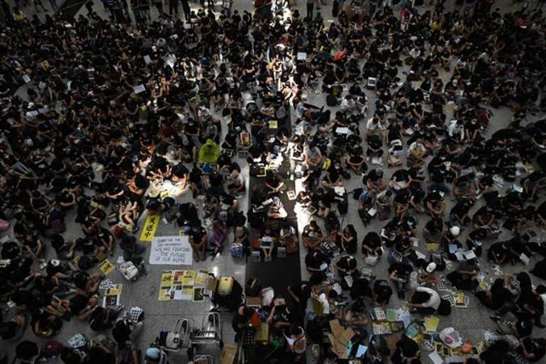 Hong Kong'daki protestolar oturma eylemiyle devam ediyor