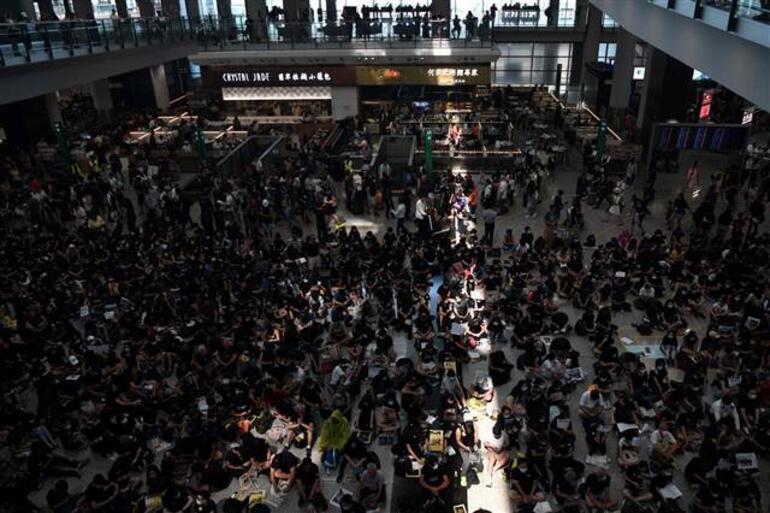 Hong Kong'daki protestolar oturma eylemiyle devam ediyor