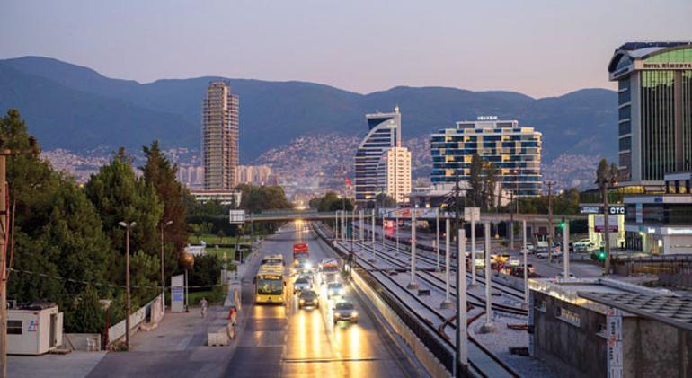 İstanbul il sınırından İzmir il sınırına kronometre tuttuk 3 saat 35 dakika ve 479.10 lira