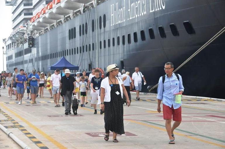 Dev gemi, Kuşadası'na 3 bin 100 turist getirdi