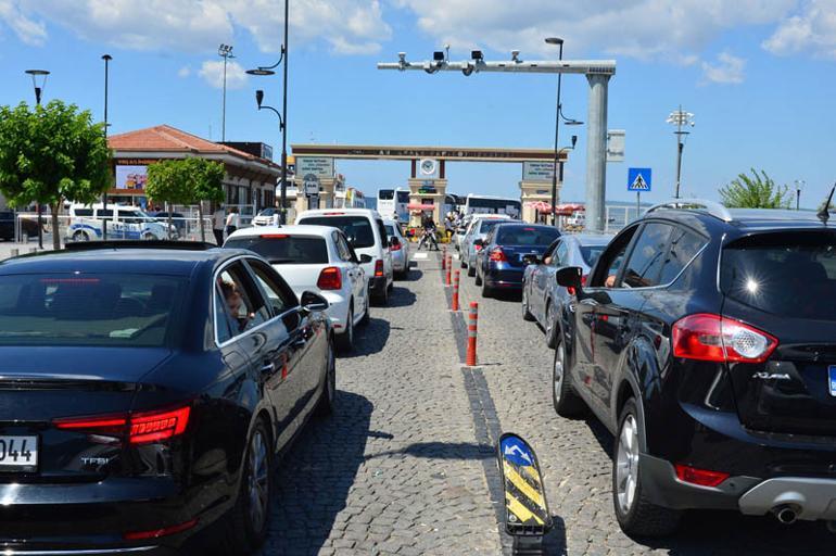 Kuyruk oluştu! Denizde ve karada dönüş trafiği başladı