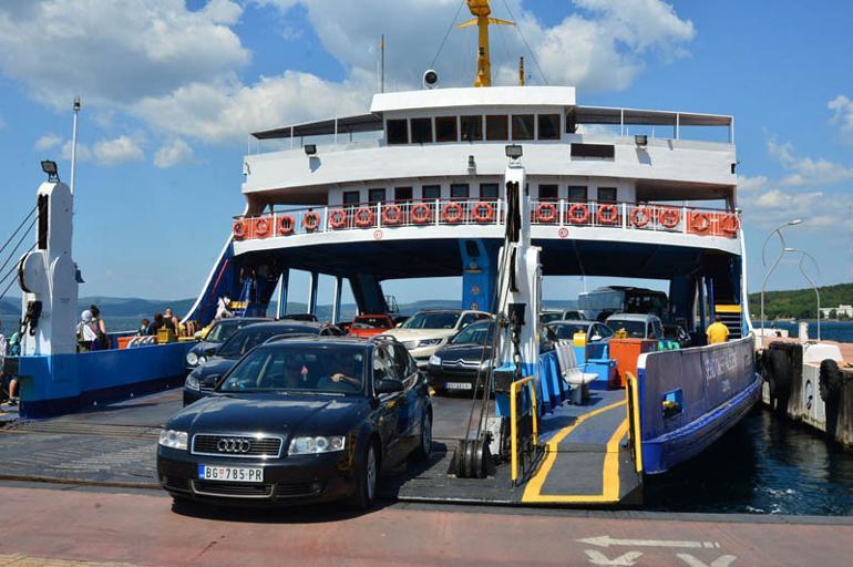 Kuyruk oluştu! Denizde ve karada dönüş trafiği başladı