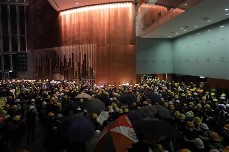Hong Kong'daki protestolar hükümetin üzerindeki baskıyı artırıyor
