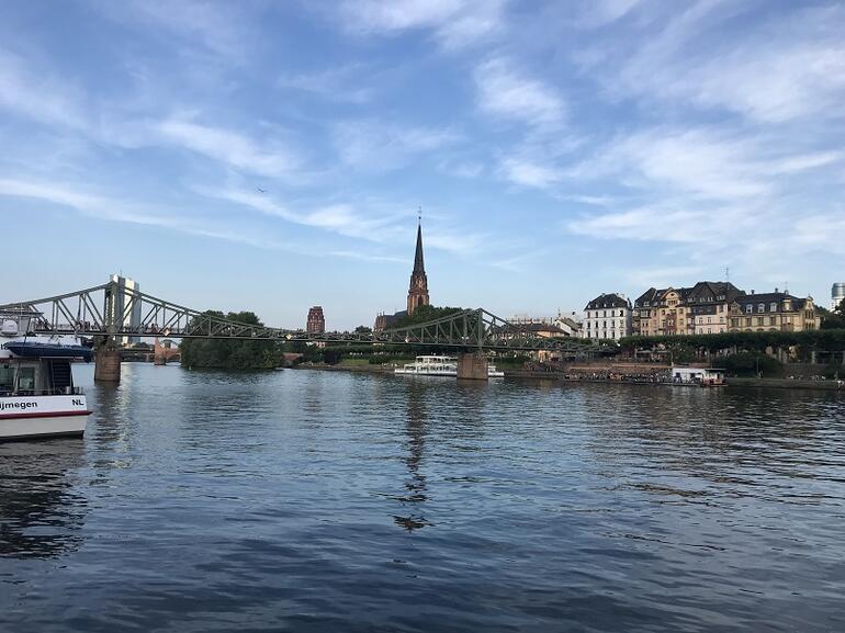 Nehir kıyısında modern bir şehir: Frankfurt