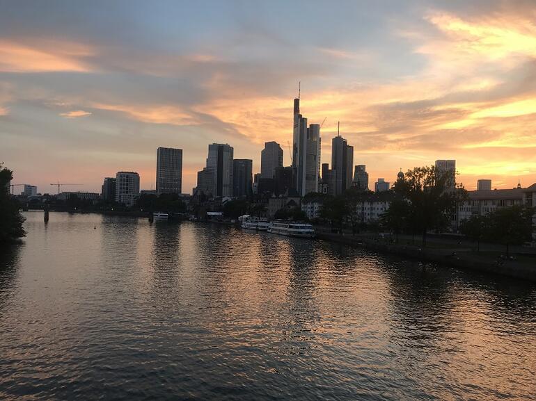 Nehir kıyısında modern bir şehir: Frankfurt