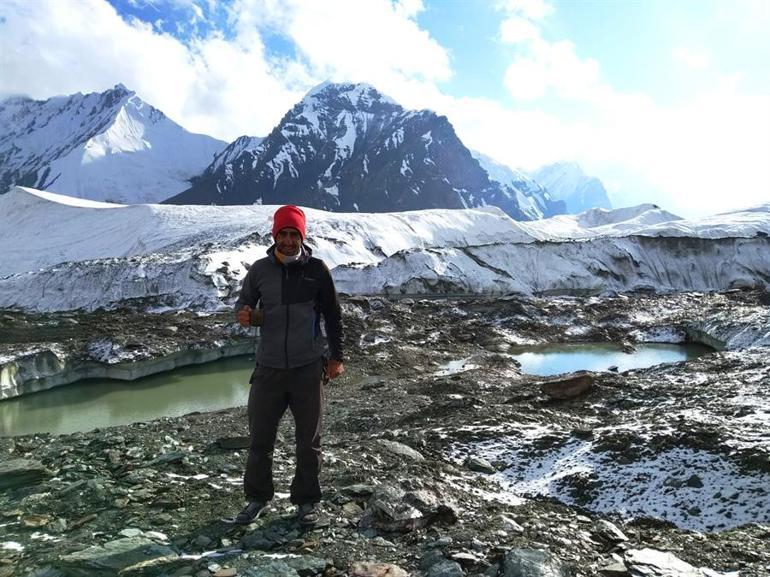 Bisikletle Bişkek'e vardı, Tanrı Dağları'ndaki buzula tırmandı