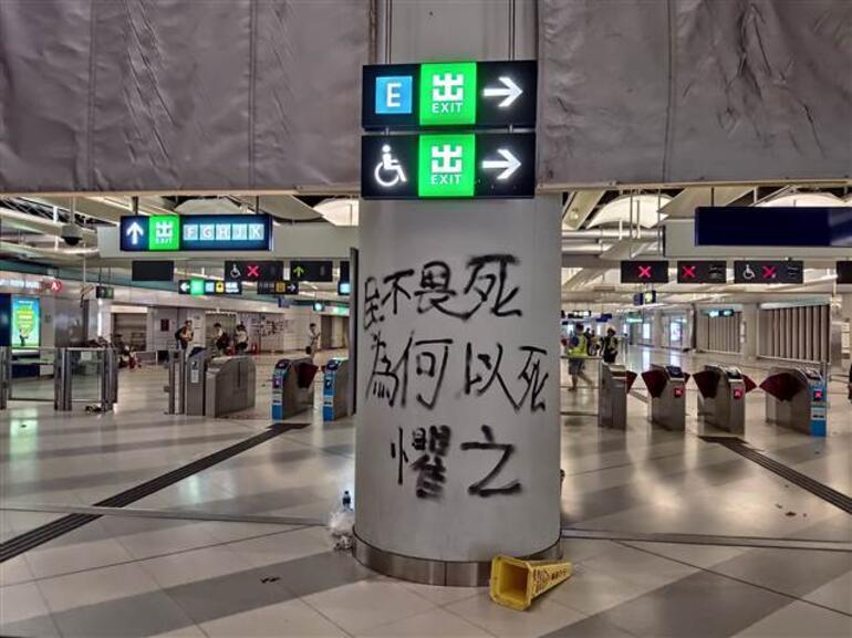 Hong Kong Havalimanı'ndaki protesto yasağı uzadı