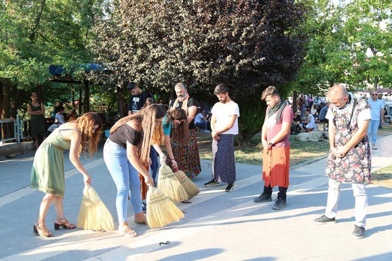 KadÄ±na yÃ¶nelik Åiddeti etek giyerek protesto ettiler