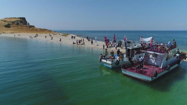 Su altındaki antik yoldan Çarpanak Adası'na ulaştılar