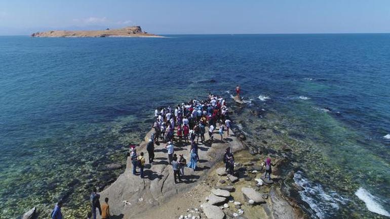 Su altındaki antik yoldan Çarpanak Adası'na ulaştılar