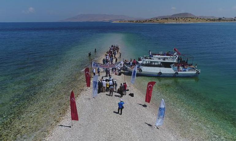 Su altındaki antik yoldan Çarpanak Adası'na ulaştılar