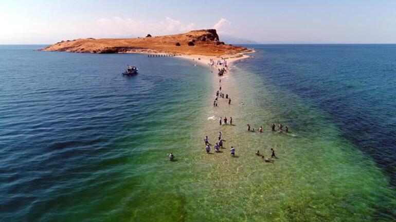 Su altındaki antik yoldan Çarpanak Adası'na ulaştılar