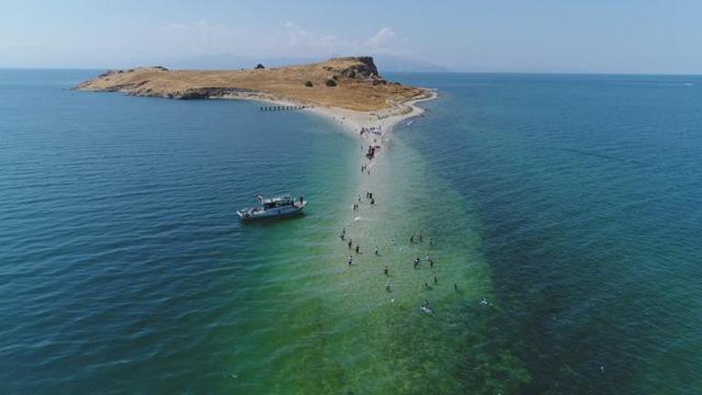 Su altındaki antik yoldan Çarpanak Adası'na ulaştılar